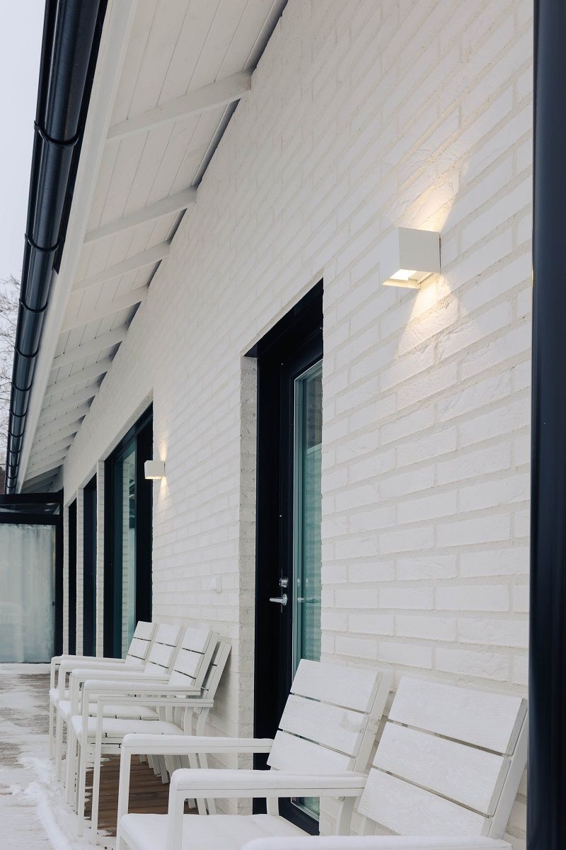 Applique FUNK bianca in una parete esterna.